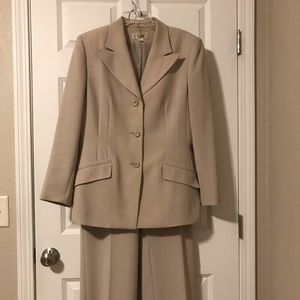 Light beige lined Le Suit pantsuit